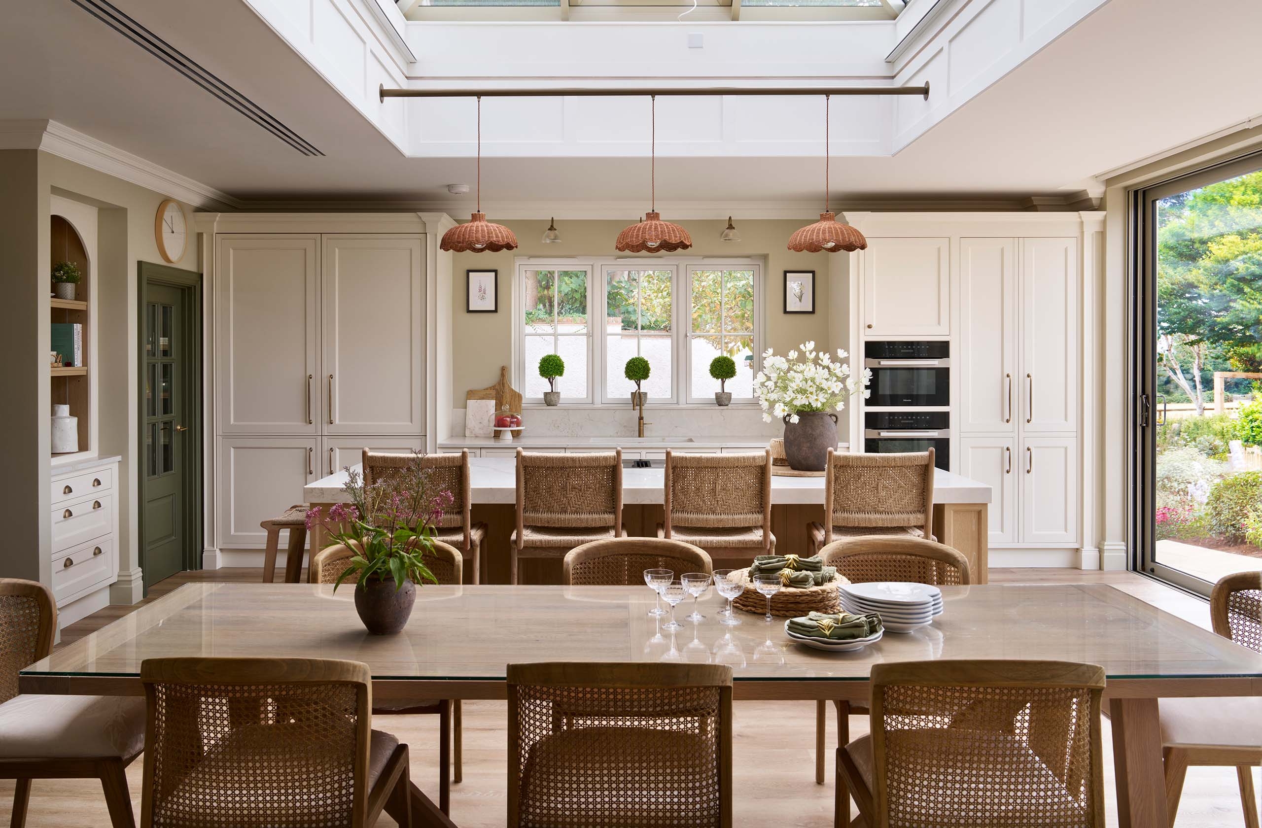 charles-yorke-home-hero-luxury-florentine-kitchen-aspect-ratio-2560-1680